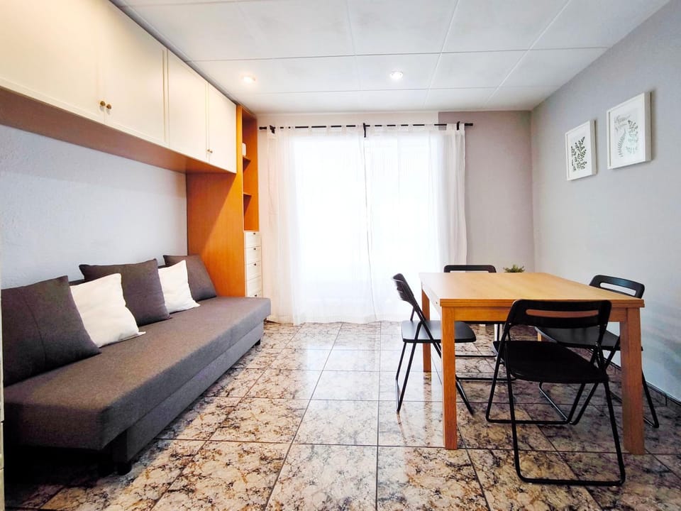 Bed, Living room, Seating area, Dining area