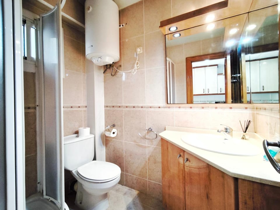 Shower, Toilet