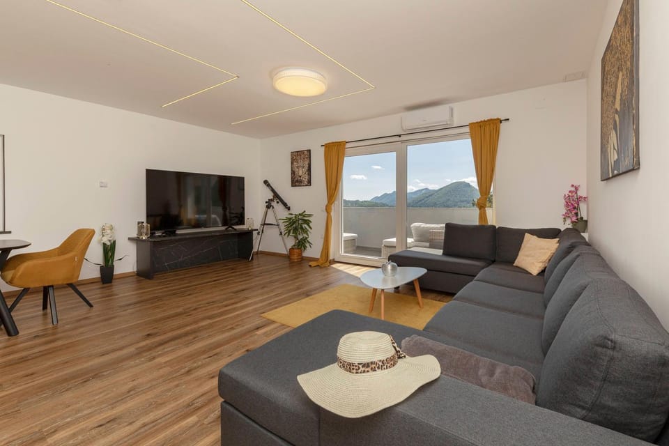 TV and multimedia, Living room, Seating area