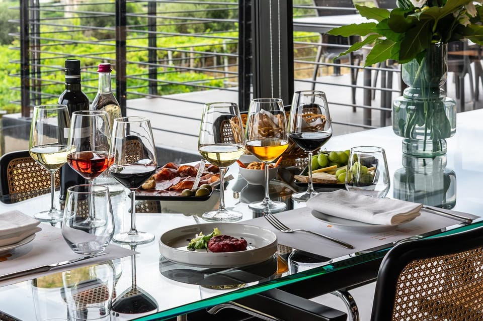 Restaurant/places to eat, Natural landscape, Food and drinks, Entertainment, internet, air conditioner