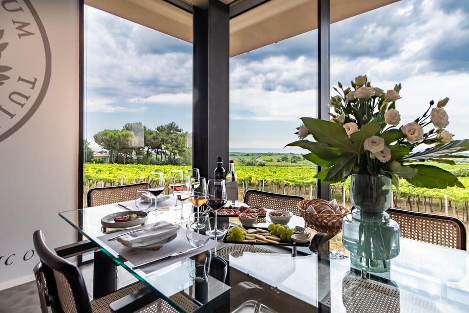 Restaurant/places to eat, Natural landscape, Food and drinks, Sea view, internet, air conditioner