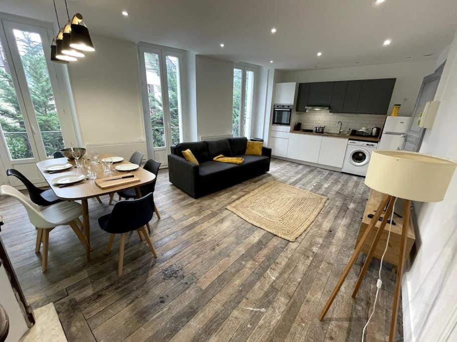 Living room, Seating area, Dining area, dishwasher, minibar, pet friendly, stove