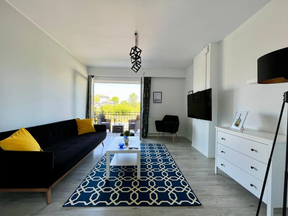 Communal lounge/ TV room, Bed, TV and multimedia, Living room, Photo of the whole room, Seating area, Evening entertainment, Bedroom
