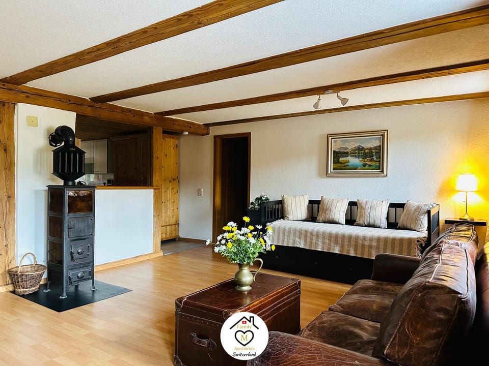 TV and multimedia, Living room, Seating area, Bedroom