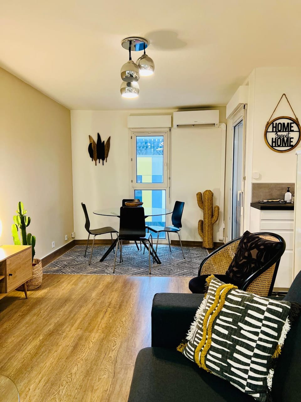 Living room, Dining area, air conditioner
