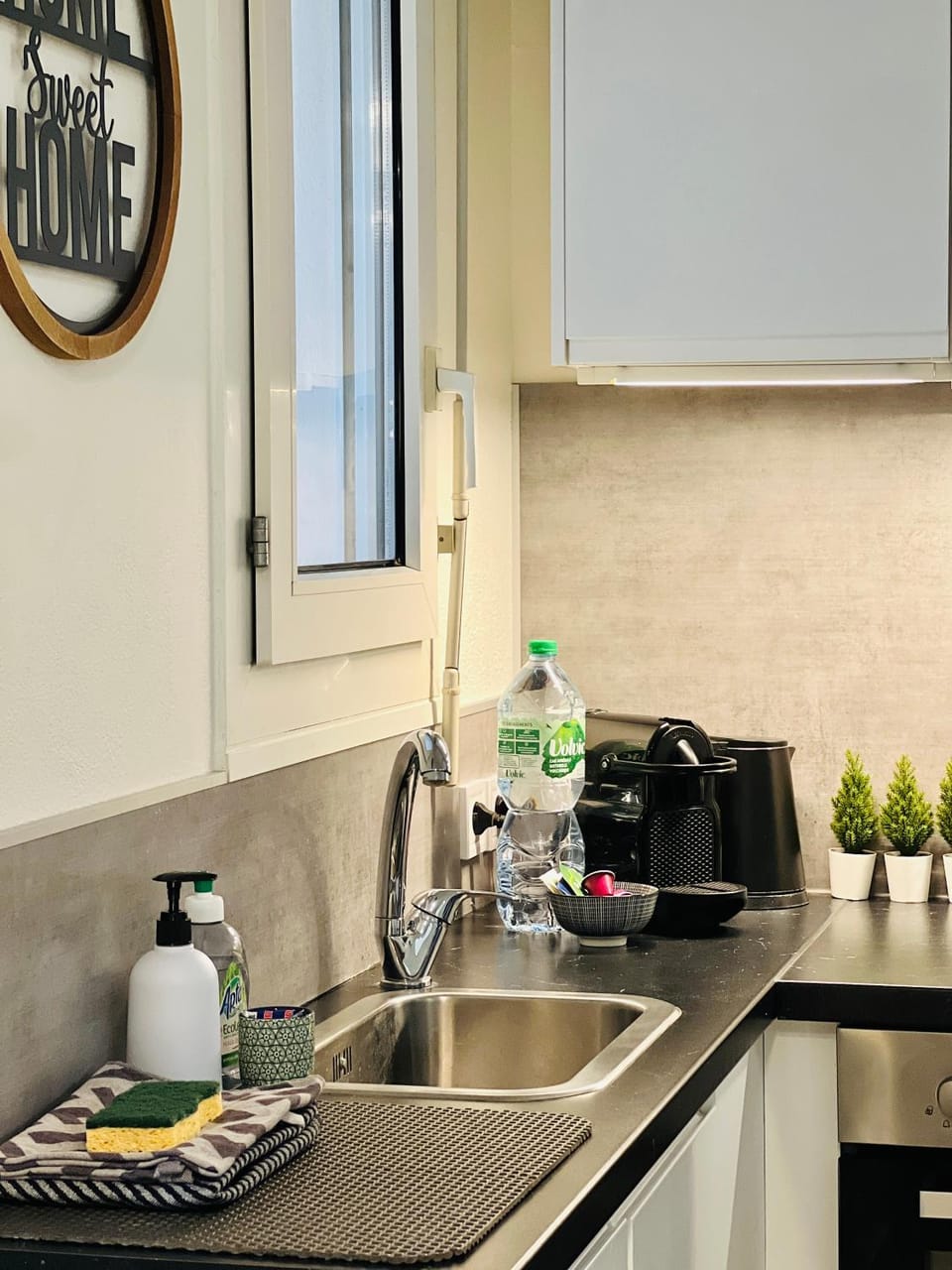 Coffee/tea facilities, Kitchen or kitchenette, stove, toaster
