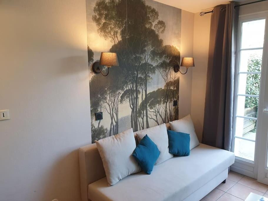 Bed, Living room, Decorative detail, Seating area