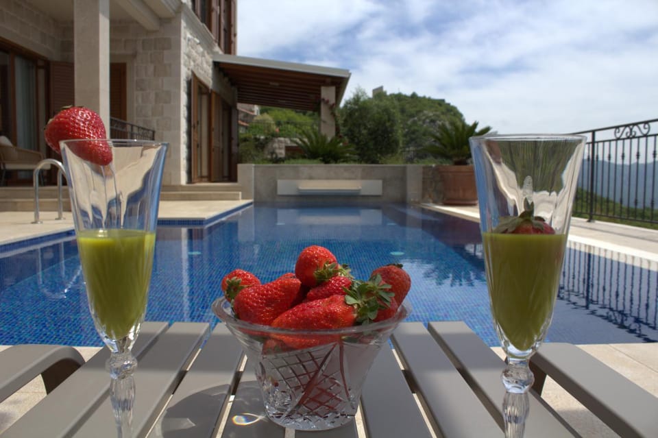 Balcony/Terrace, Pool view, Swimming pool, sunbed