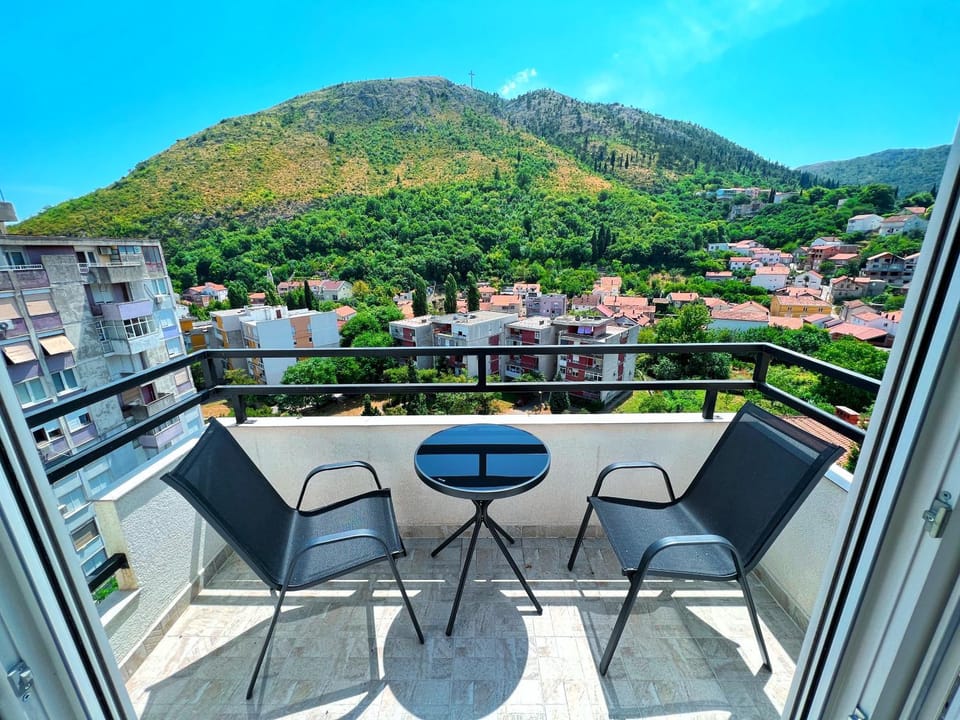View (from property/room), Balcony/Terrace, Dining area, Mountain view