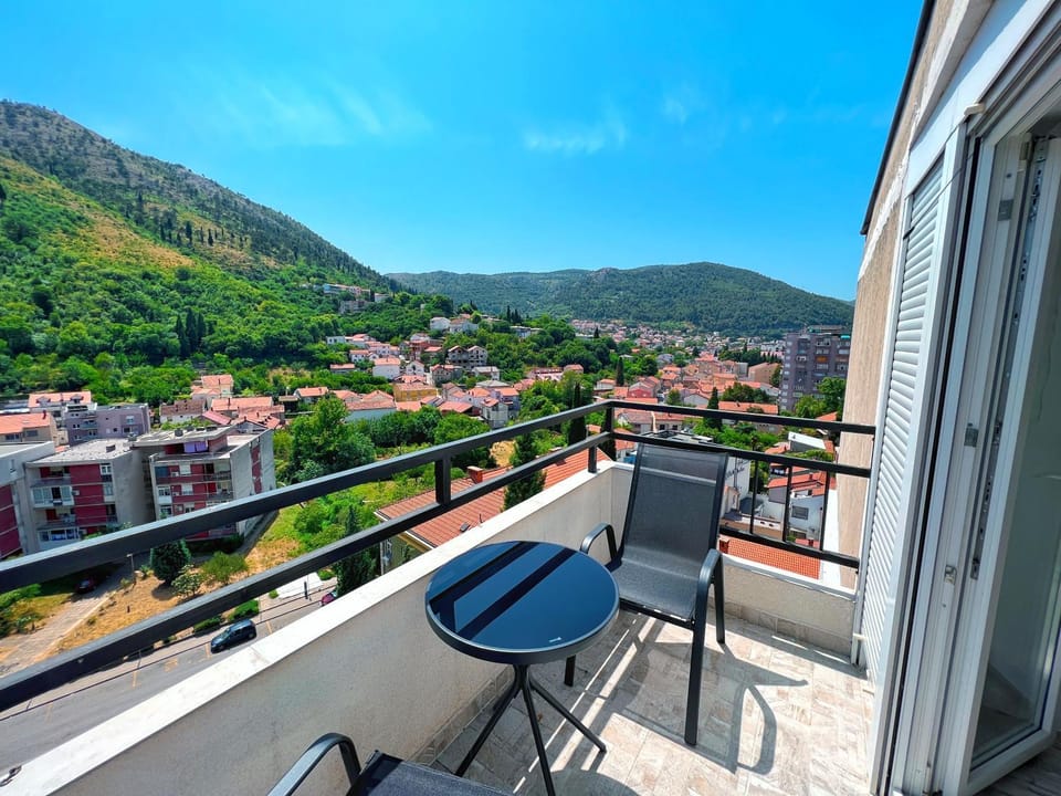 View (from property/room), Balcony/Terrace, Dining area, Mountain view