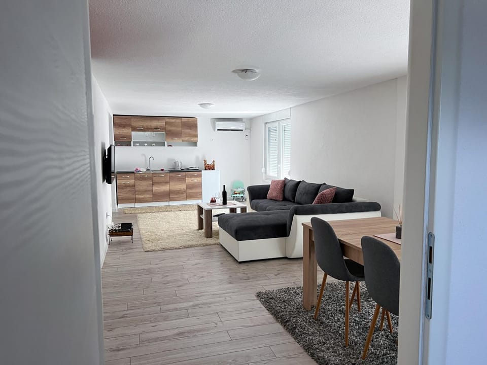 TV and multimedia, Coffee/tea facilities, Kitchen or kitchenette, Living room, Seating area