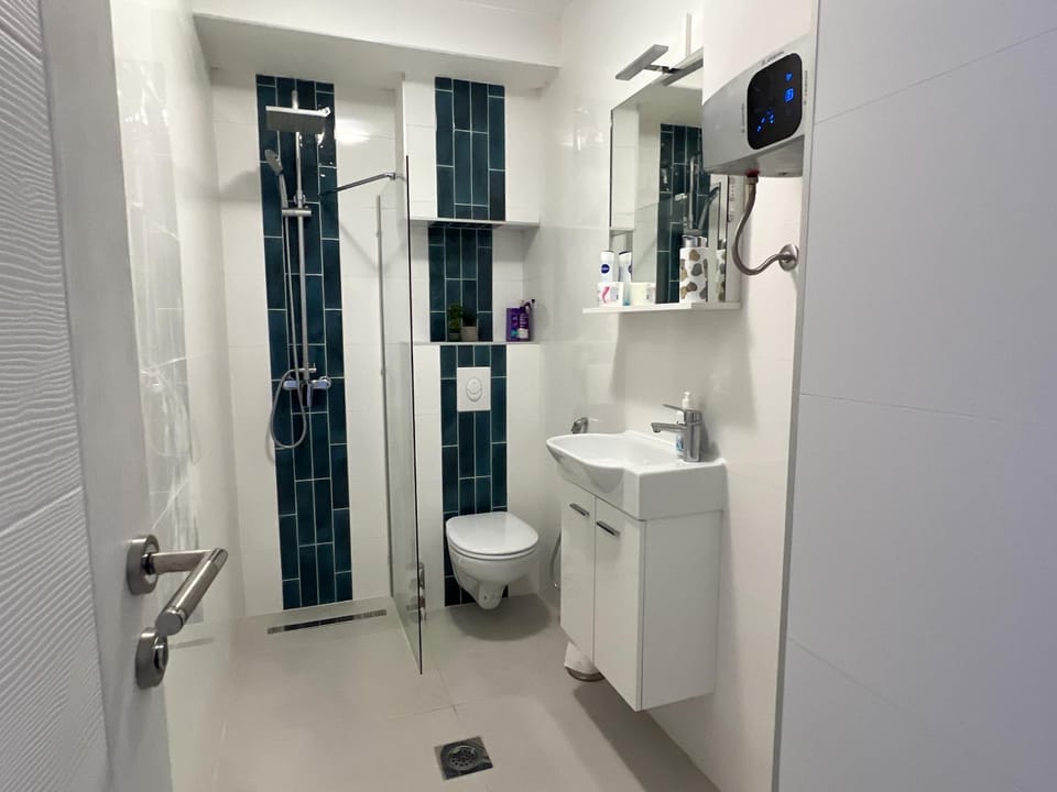 Shower, Toilet, Bathroom, towels