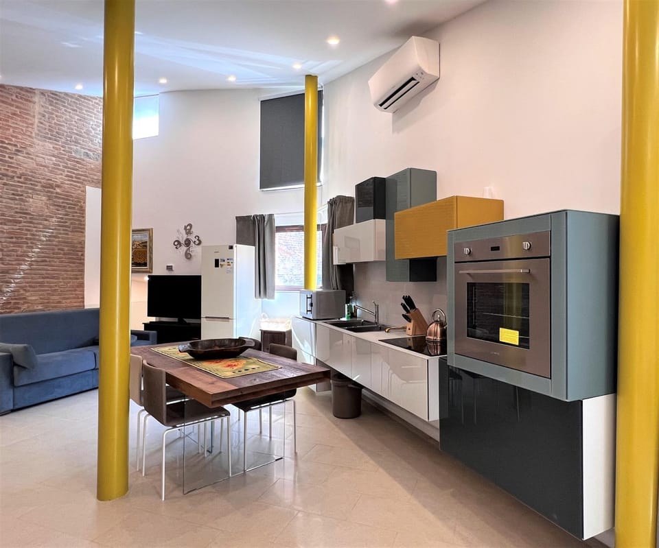 Kitchen or kitchenette, Dining area, air conditioner