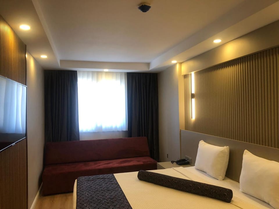 Bed, TV and multimedia, Seating area