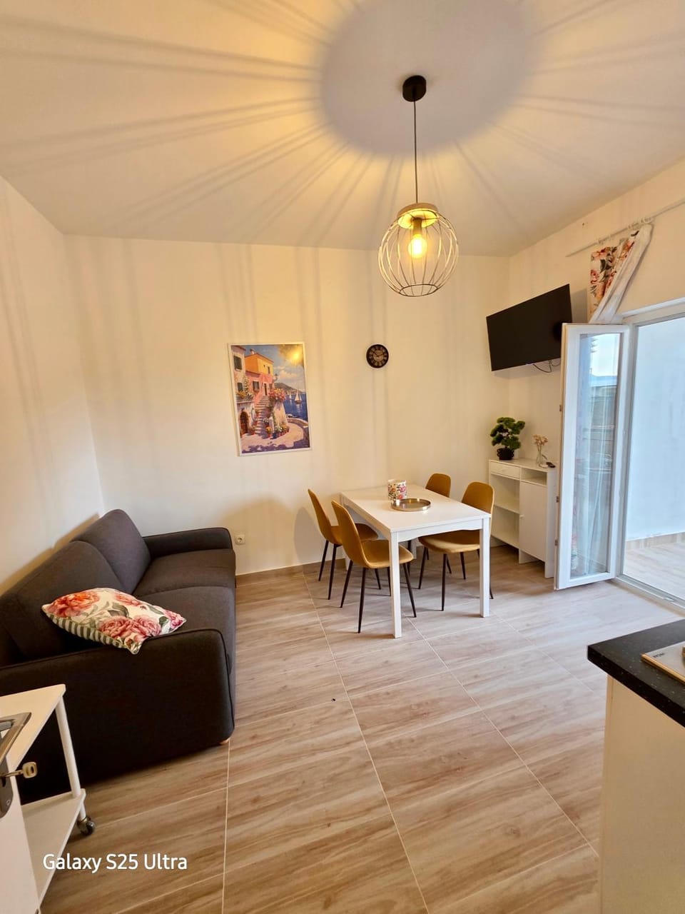 Kitchen or kitchenette, Living room, Seating area, Dining area
