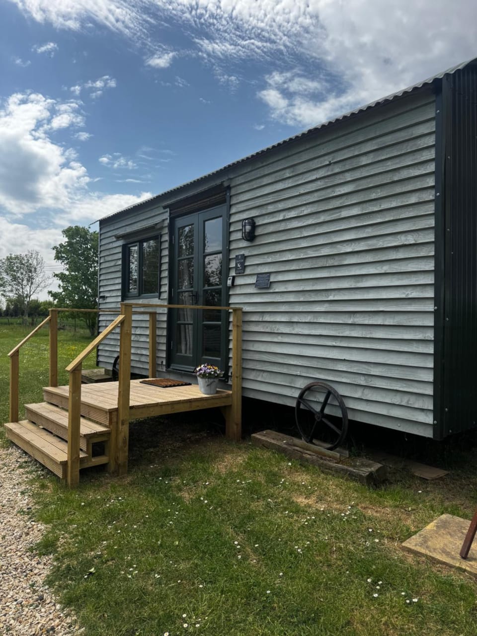 Lakeside Shepard's Hut 'Sanderling' Apartment in Wychavon District