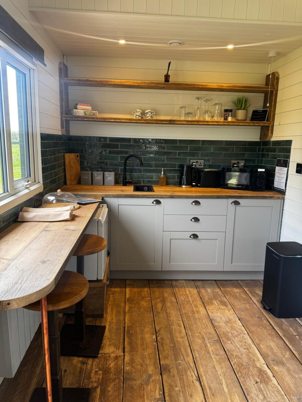 Lakeside Shepard's Hut 'Sanderling' Apartment in Wychavon District