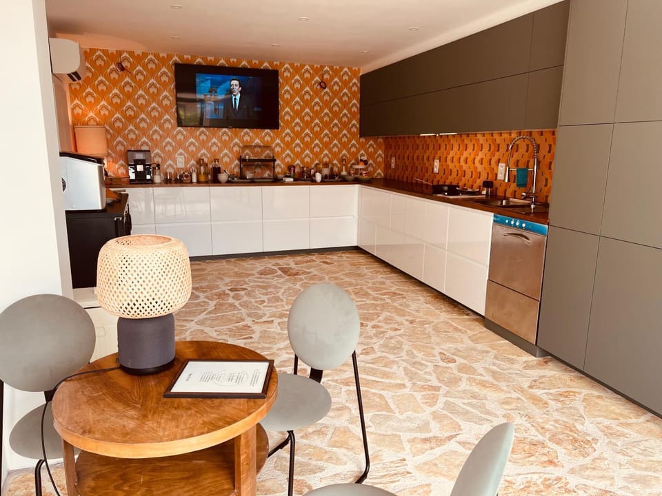 Kitchen or kitchenette, Kitchen or kitchenette, Internal: Not applicable to any particular room