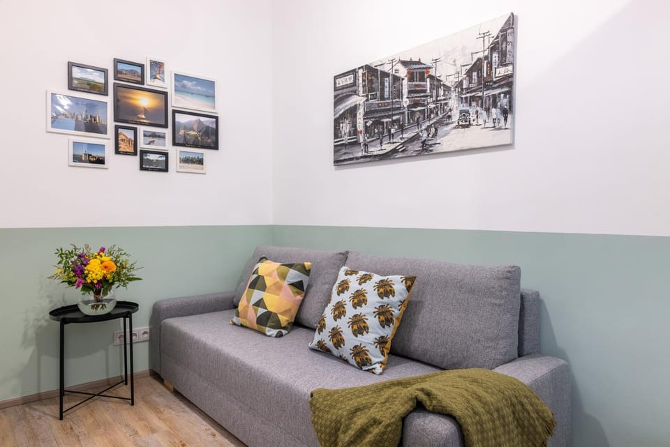 Bed, Living room, Seating area
