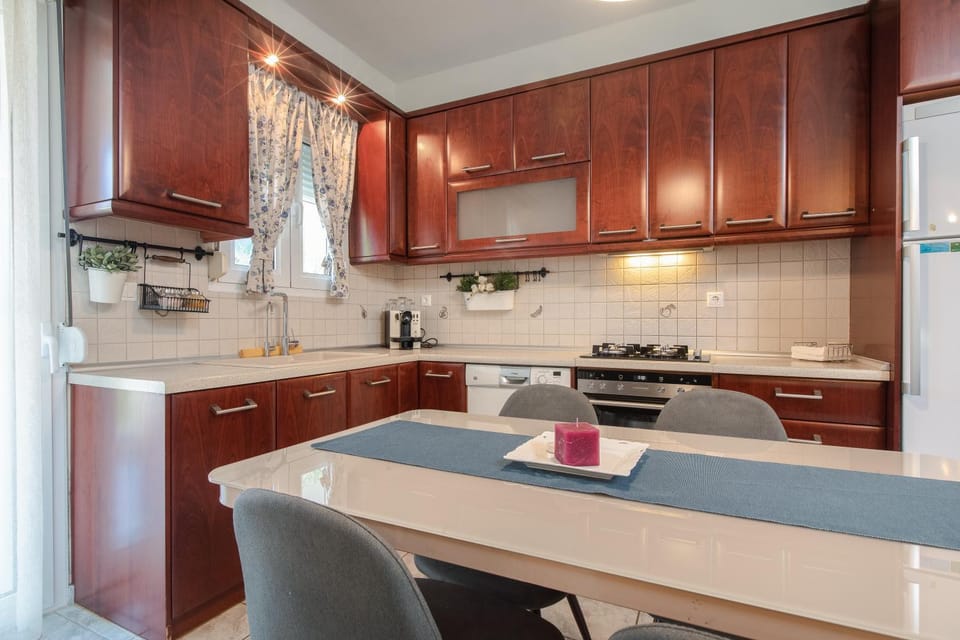 Kitchen or kitchenette, Dining area, dishwasher, pet friendly, stove