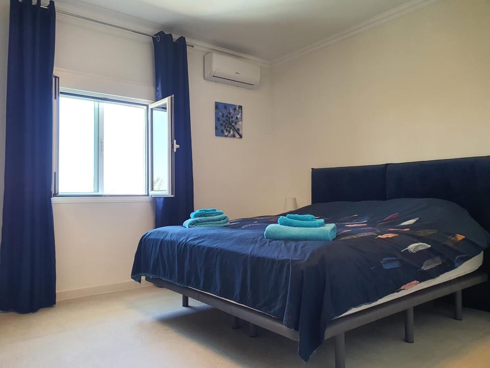 Bed, Bedroom, air conditioner