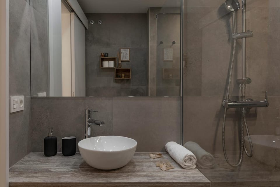 Shower, Bathroom, towels