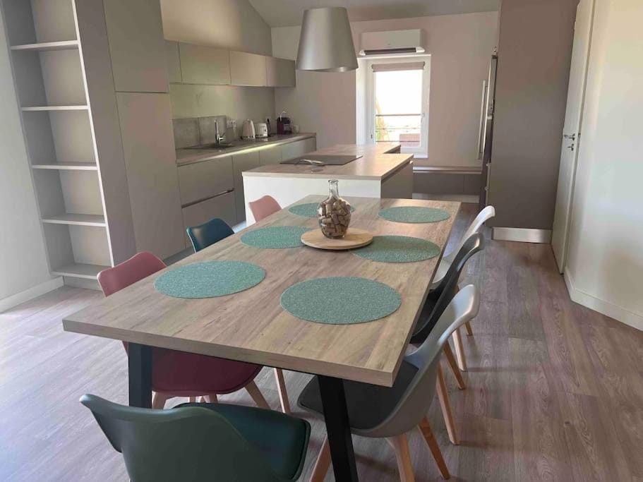 Kitchen or kitchenette, Dining area, minibar, pet friendly, stove