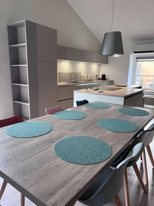 Kitchen or kitchenette, Dining area