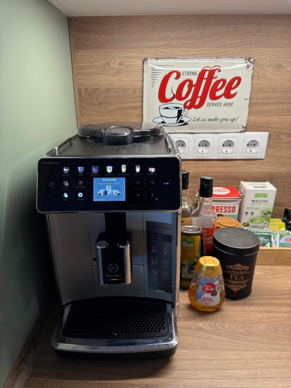 Property building, Coffee/tea facilities, Kitchen or kitchenette, Living room