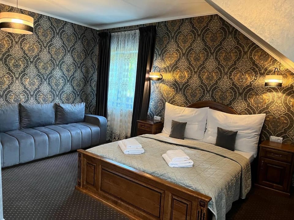 Bed, Seating area, Bedroom