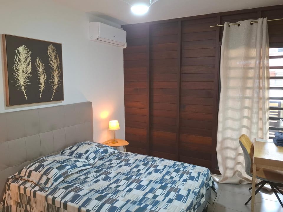 Bed, Photo of the whole room, Seating area, Bedroom, air conditioner