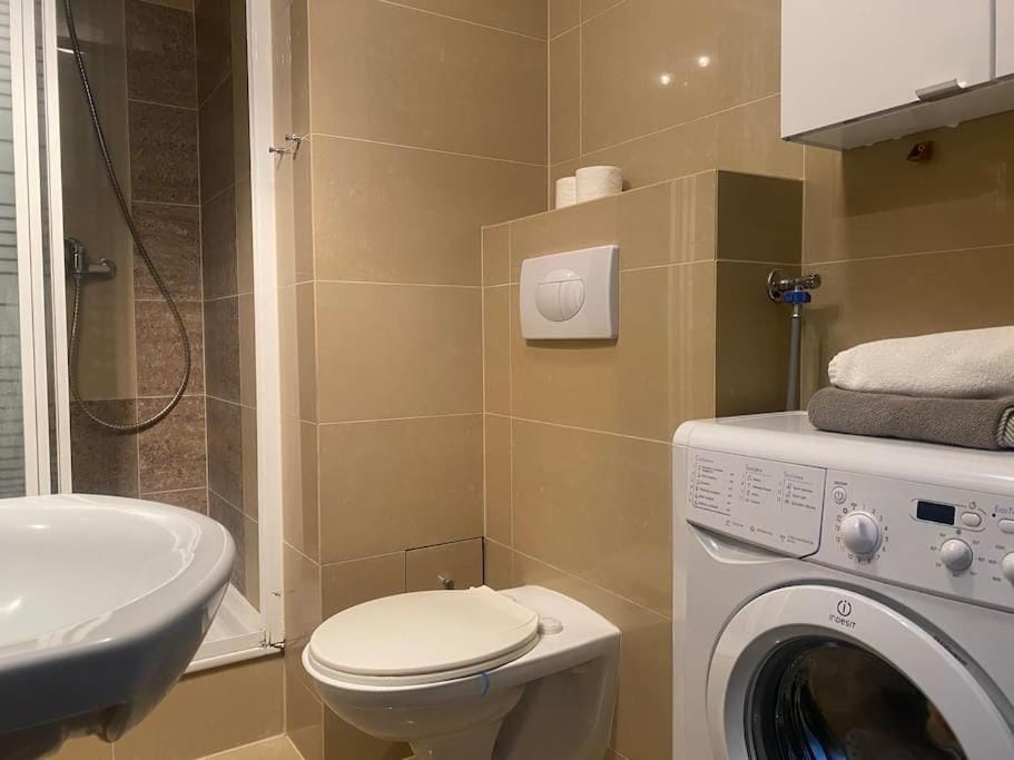 Shower, Toilet, Bathroom, Area and facilities, towels, washing machine