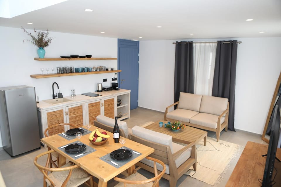 Kitchen or kitchenette, Seating area, Dining area