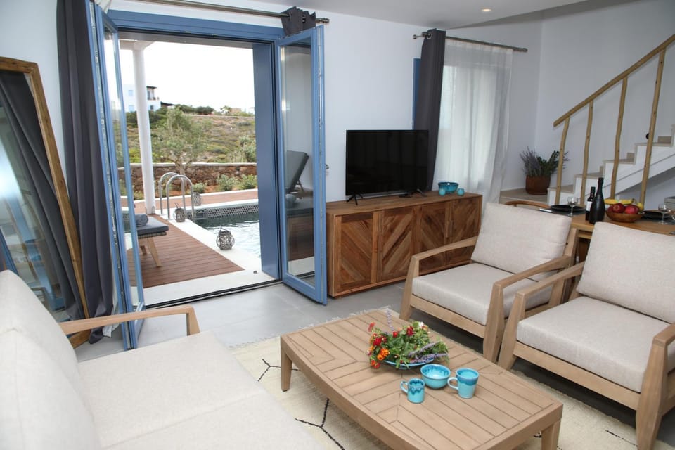 Living room, Pool view