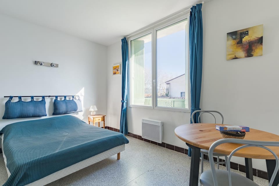 Property building, Living room, Bedroom
