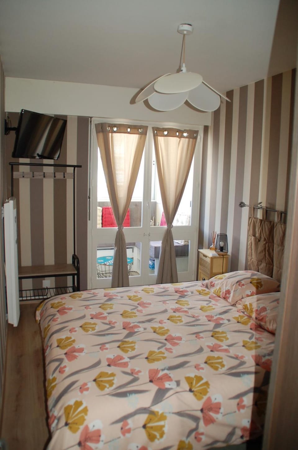 Property building, Living room, Bedroom
