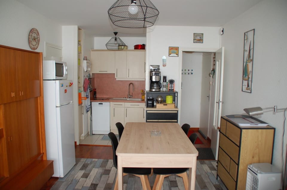 Property building, Kitchen or kitchenette, Living room