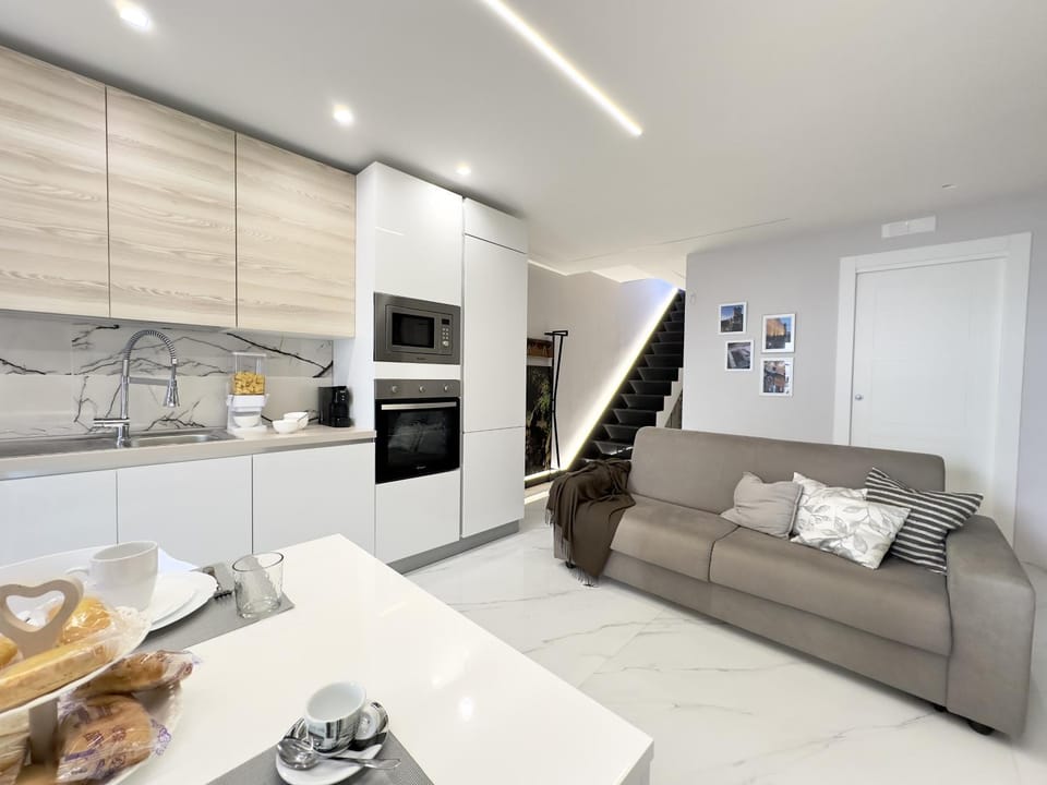 Kitchen or kitchenette, Living room, Seating area, Dining area, stove