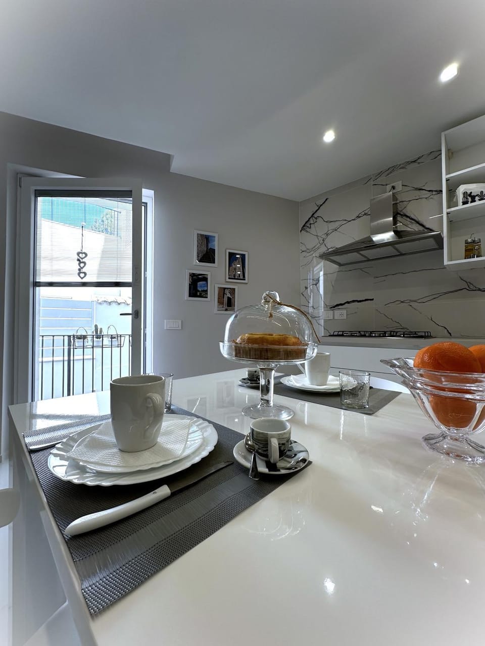 Coffee/tea facilities, Kitchen or kitchenette, Food and drinks, Dining area, Food