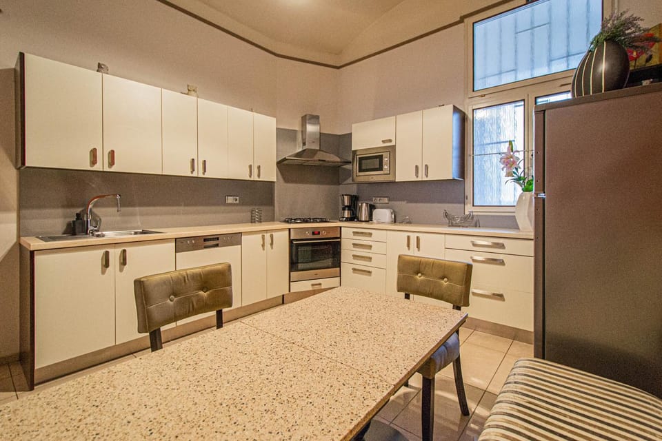Kitchen or kitchenette, Dining area, dishwasher, minibar, pet friendly, stove