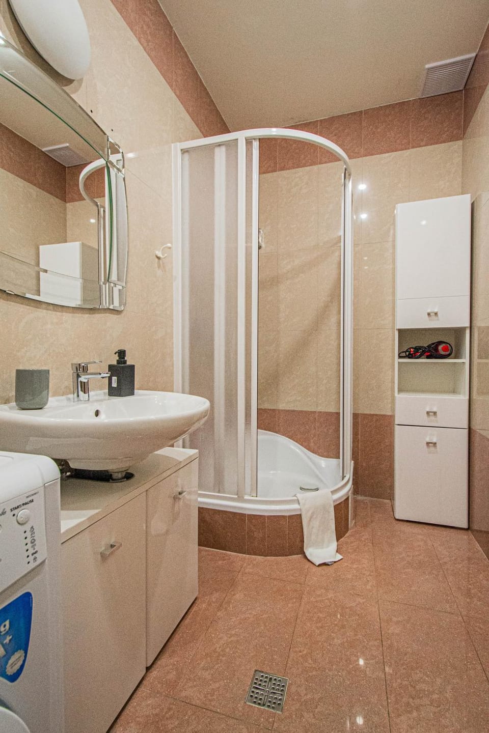 Shower, Toilet, towels
