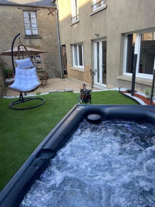Garden, Hot Tub