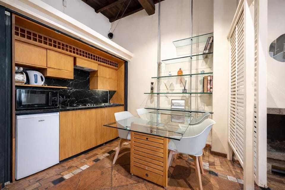 Kitchen or kitchenette, Dining area, minibar, stove