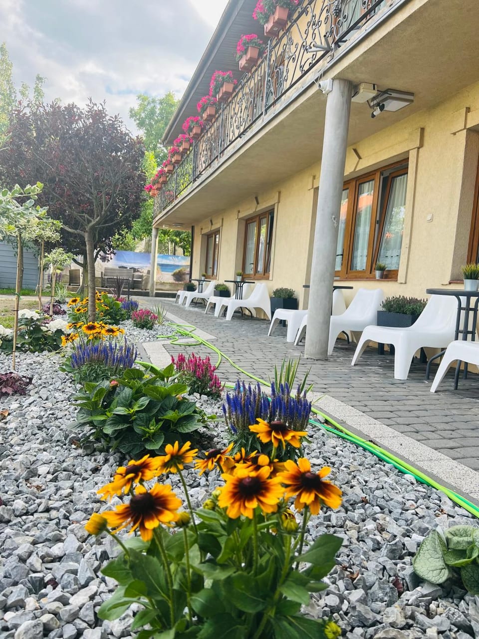 Property building, Spring, Day, Garden, Balcony/Terrace, Balcony/Terrace