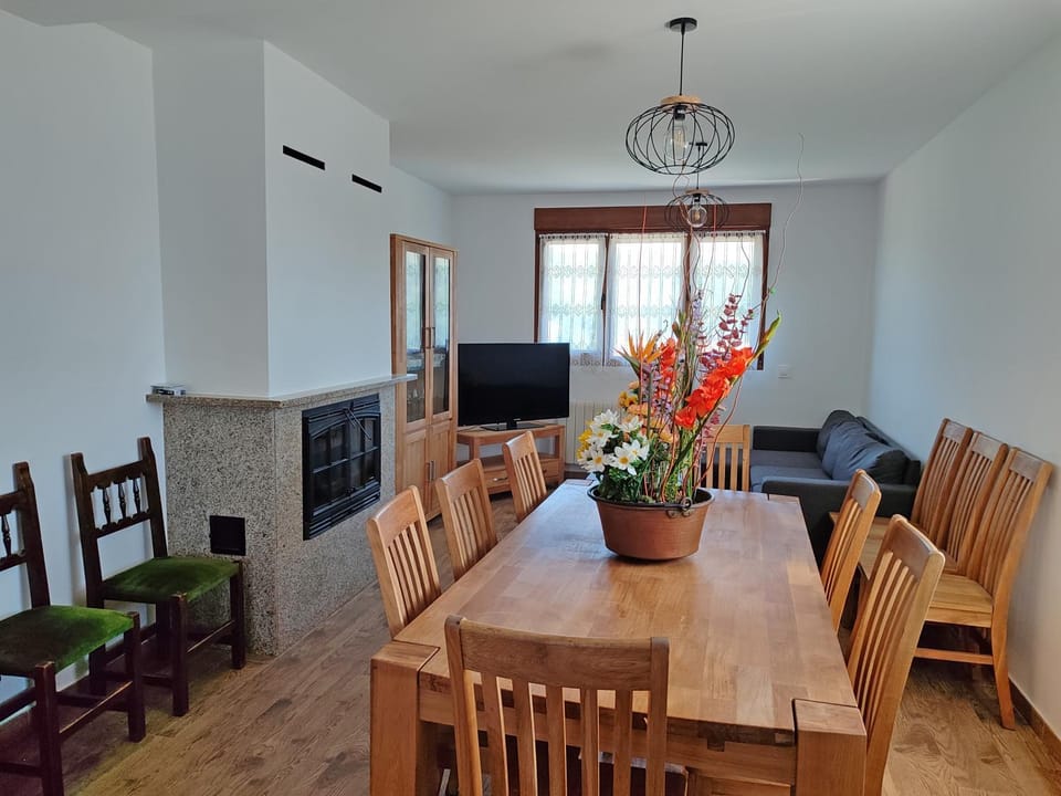Communal lounge/ TV room, TV and multimedia, Living room, Seating area, Dining area