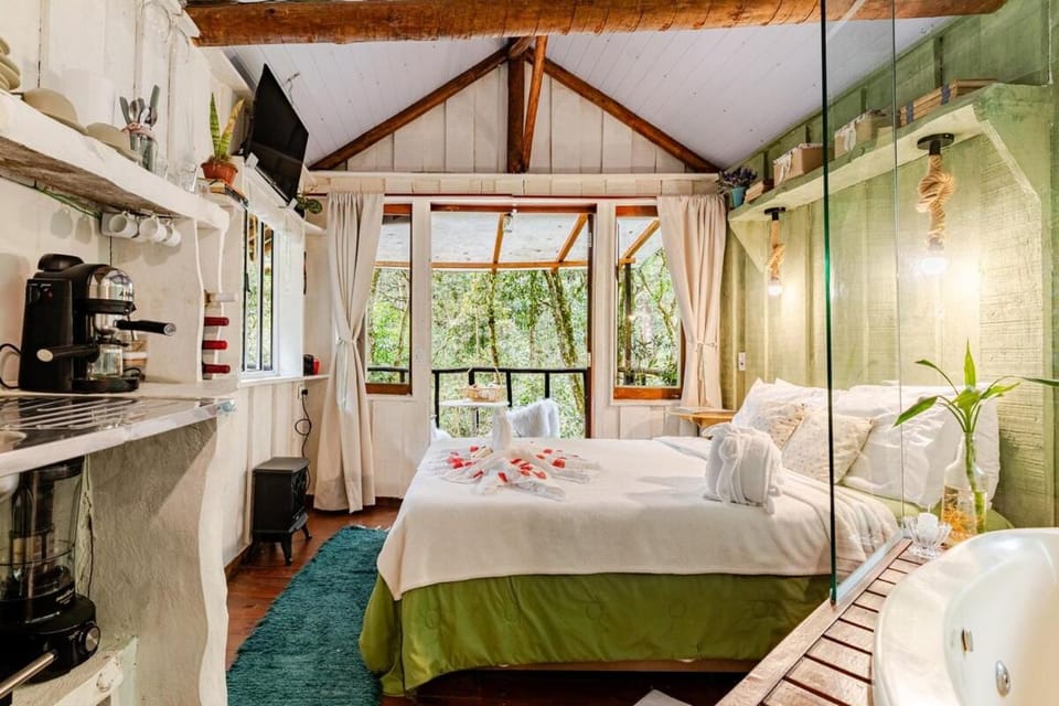 Bed, TV and multimedia, Photo of the whole room, Bedroom, towels