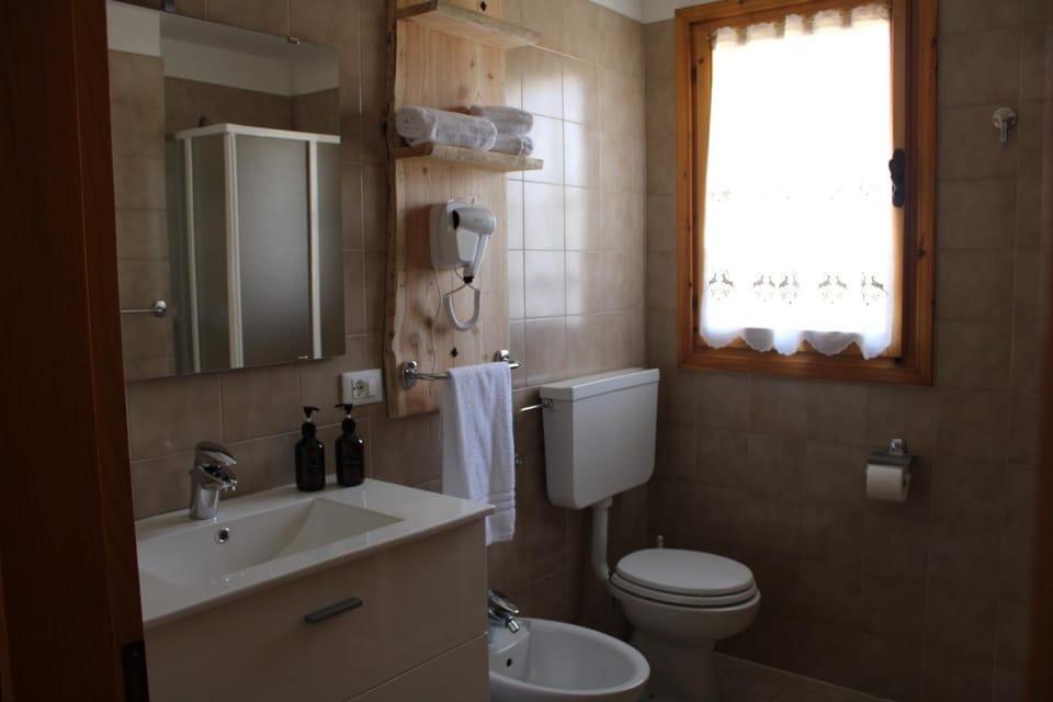 Shower, Toilet, Bathroom, bidet, towels