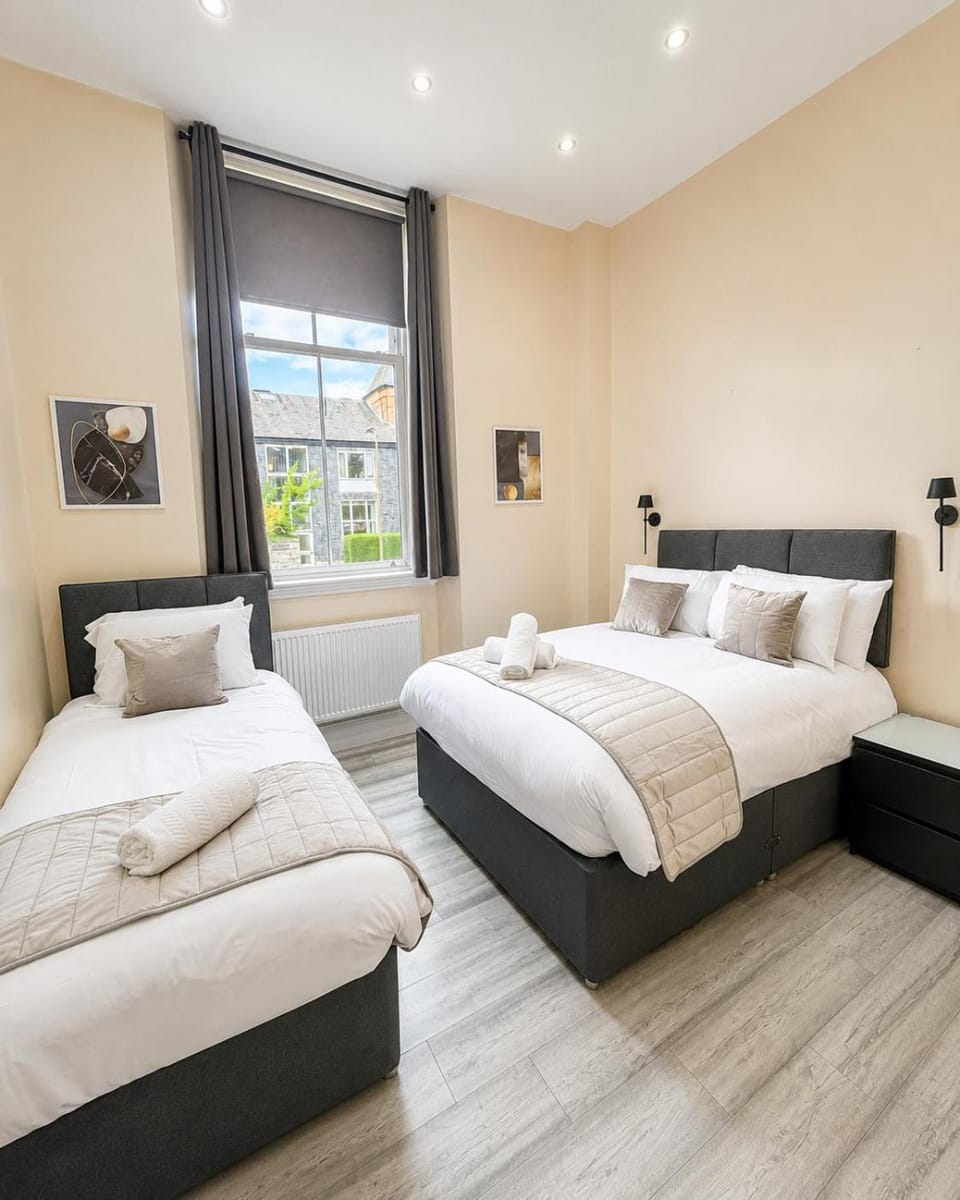 Large Flat in Edinburgh with Mountain Views Apartment in Edinburgh
