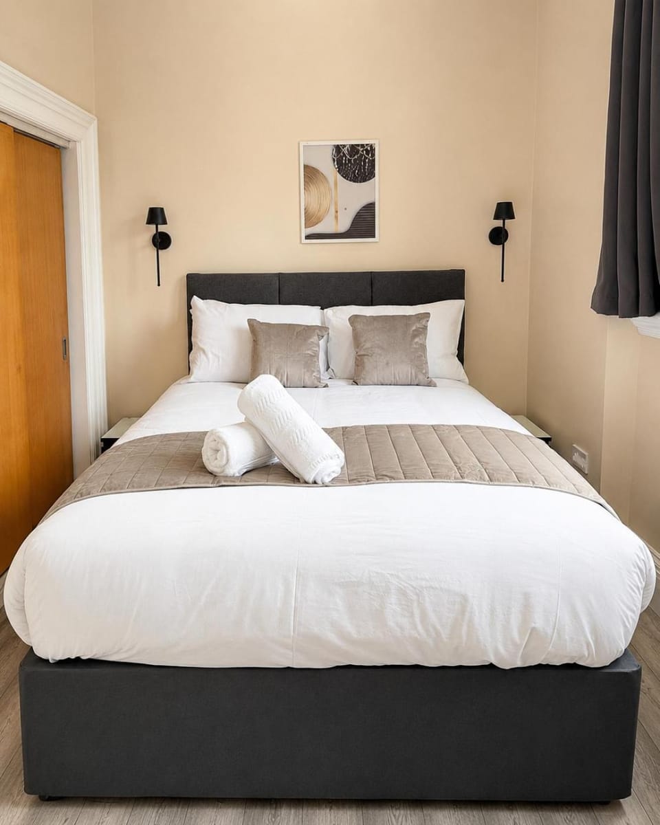 Large Flat in Edinburgh with Mountain Views Apartment in Edinburgh