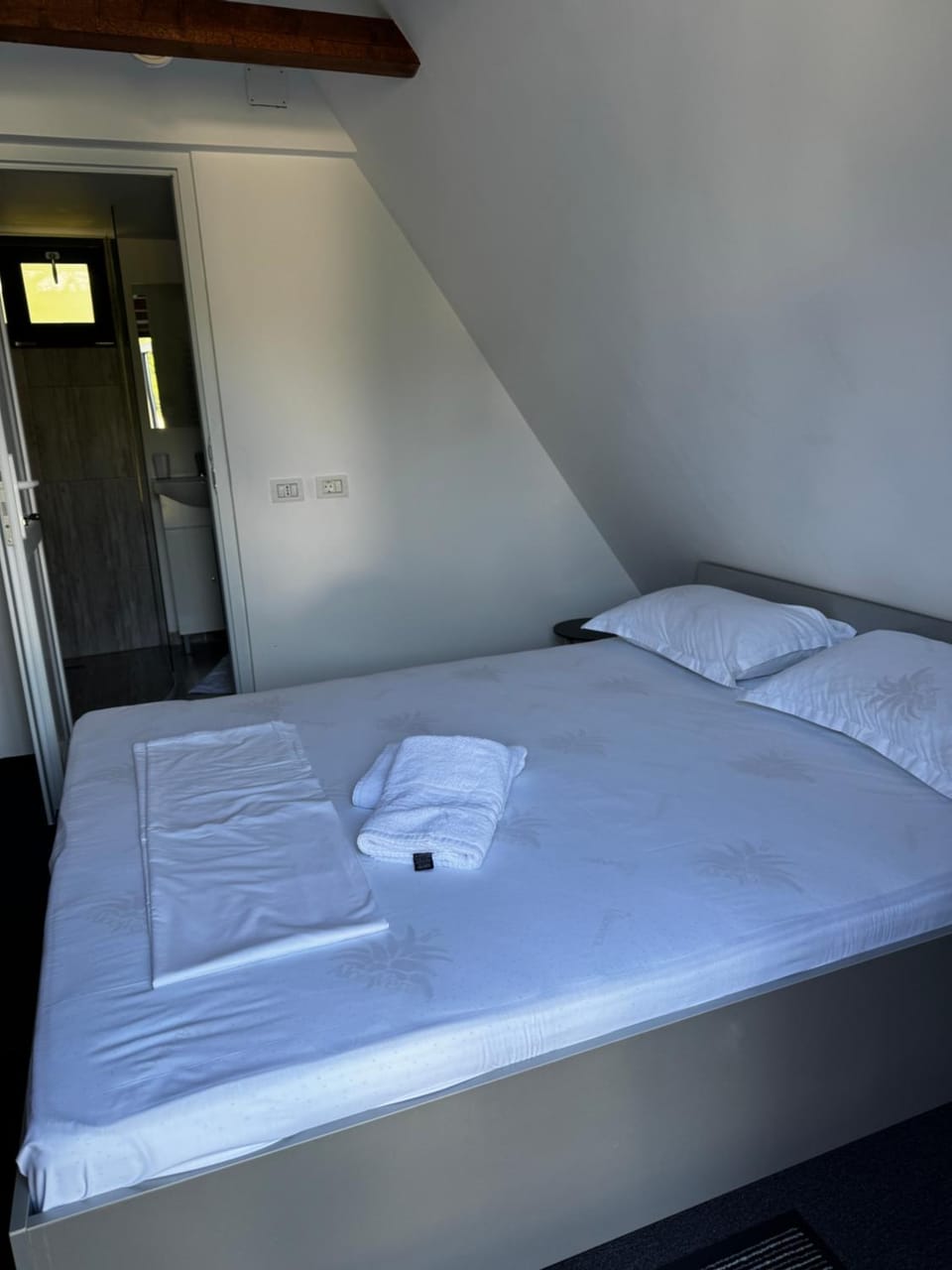 STORY GLAMPING POLOVRAGI Luxury tent in Romania